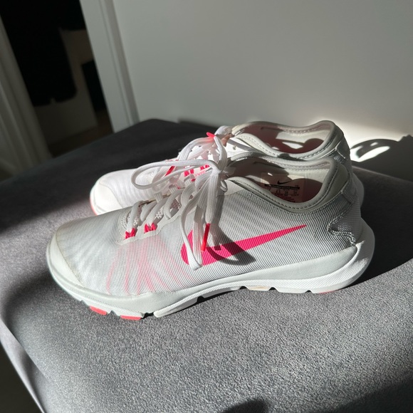 Nike white running sneakers size 38 ( USA 7) - Picture 3 of 6